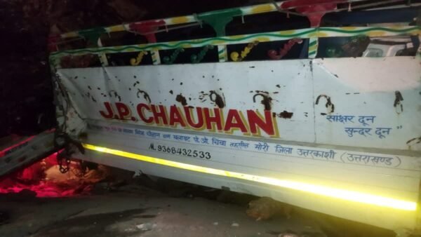 उत्तरकाशी: पिकअप वाहन खाई में गिरा, दो की मौत, एक गंभीर घायल