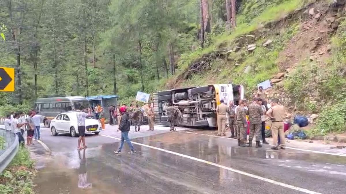 उत्तराखंड : सेना के जवानों की बस बदरीनाथ हाईवे पर पलटी, बड़ा हादसा टला