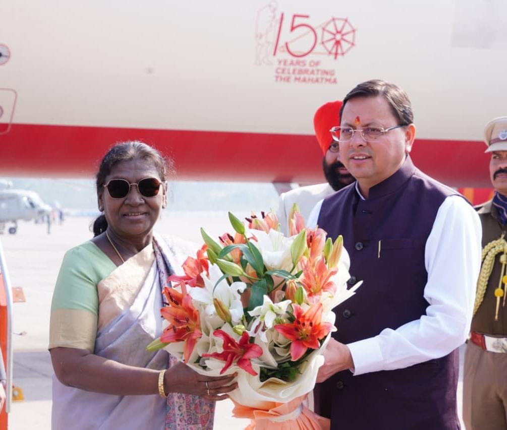 राष्ट्रपति श्रीमती मुर्मु के जौलीग्रांट एयरपोर्ट आगमन पर राज्यपाल, मुख्यमंत्री , विधानसभा अध्यक्ष श्रीमती भूषण, मंत्रीगणों, विधायकगणों और अन्य जनप्रतिनिधियों ने उनका स्वागत एवं अभिनंदन किया