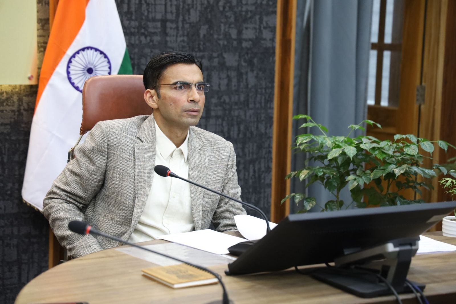 सीएससी केन्द्रों पर डीएम ने तरेरी नजर; एक और सीएसी सेन्टर पर जिला प्रशासन ने लगाया ताला; किया सील