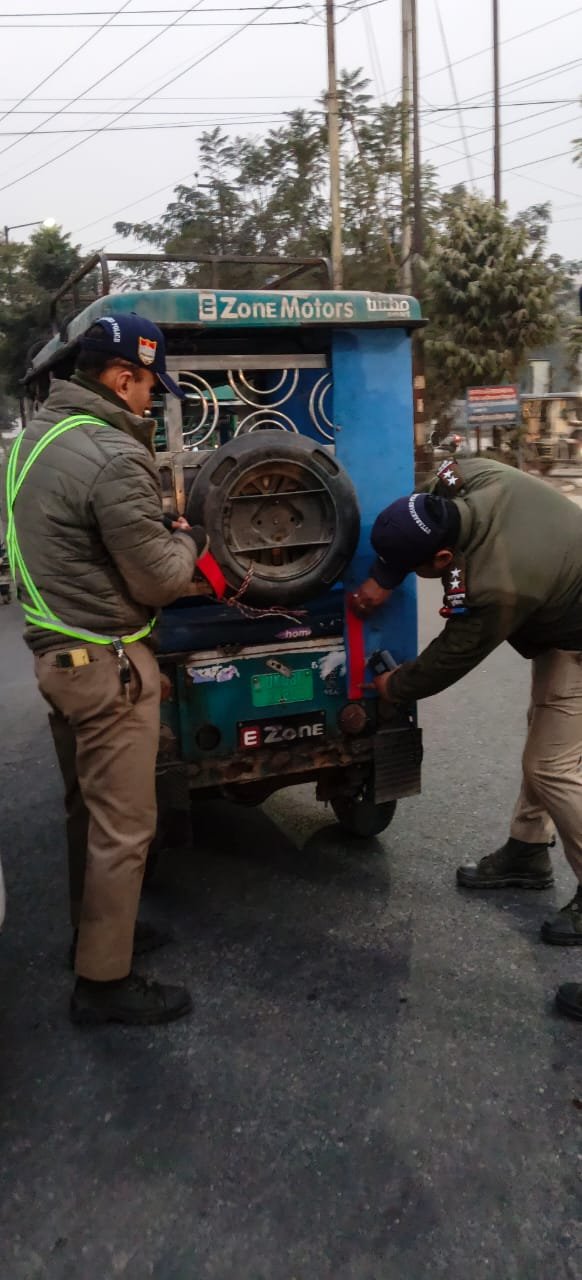 घने कोहरे में सुरक्षा की ढाल बना हरिद्वार ट्रैफिक पुलिस का अभियान, रिफ्लेक्टर लगाकर दुर्घटनाओं पर लगा ब्रेक