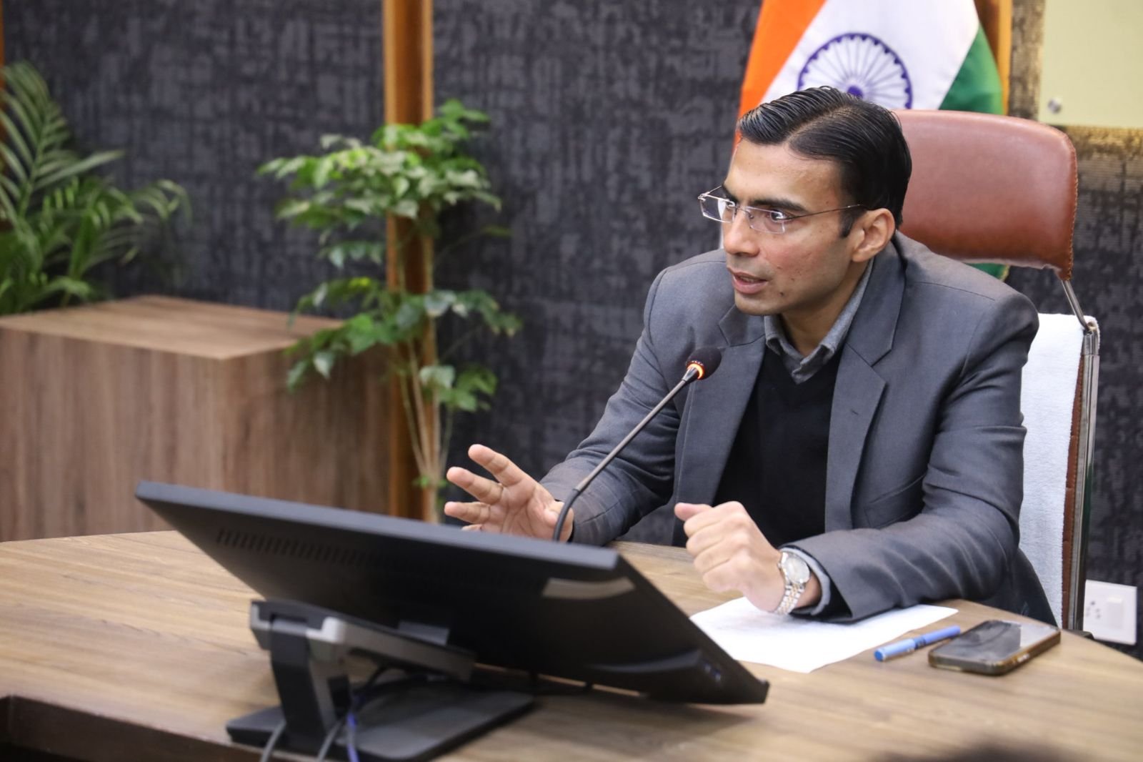 सेखी बगारने लिए रखे गए मानक से अधिक शस्त्र; ऐसे शस्त्र धारकों पर जिला प्रशासन का कड़ा प्रहार लाईसेंस निरस्त