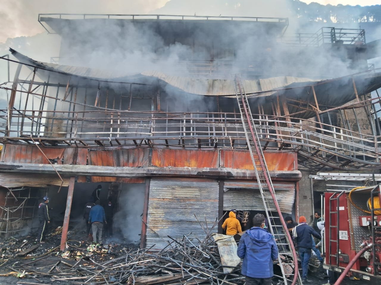 गबनीगांव, के पास आग लगने की घटना घटित, दो वाहन भी आग की चपेट में