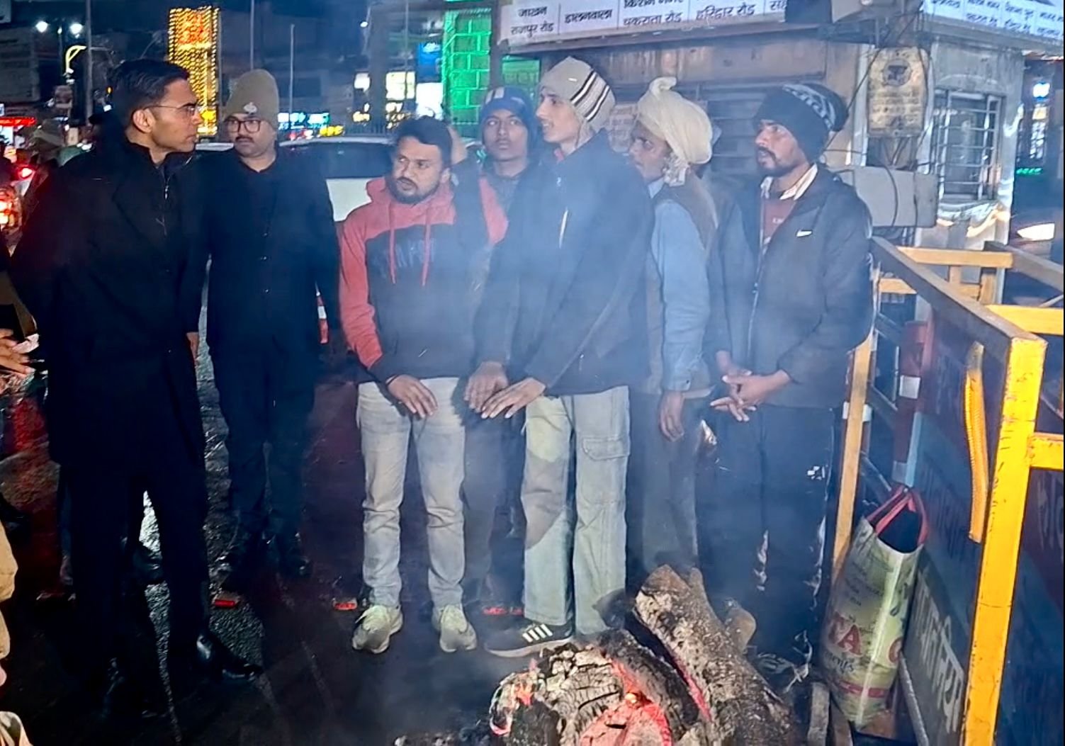 शीतलहरी रात्रि में अचानक शहर के चौक-चौराहों पर पंहुच डीएम ने देखी अलाव व्यवस्था, रेनबसेरों में रहने वालों का जाना हाल