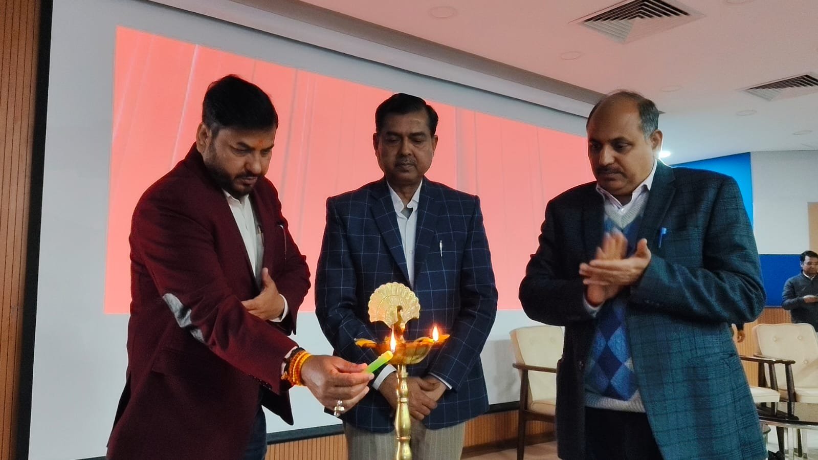 विकास भवन रोशनाबाद के प्रेक्षागृह का दीप प्रज्वलित कर कार्यक्रम का शुभारंभ