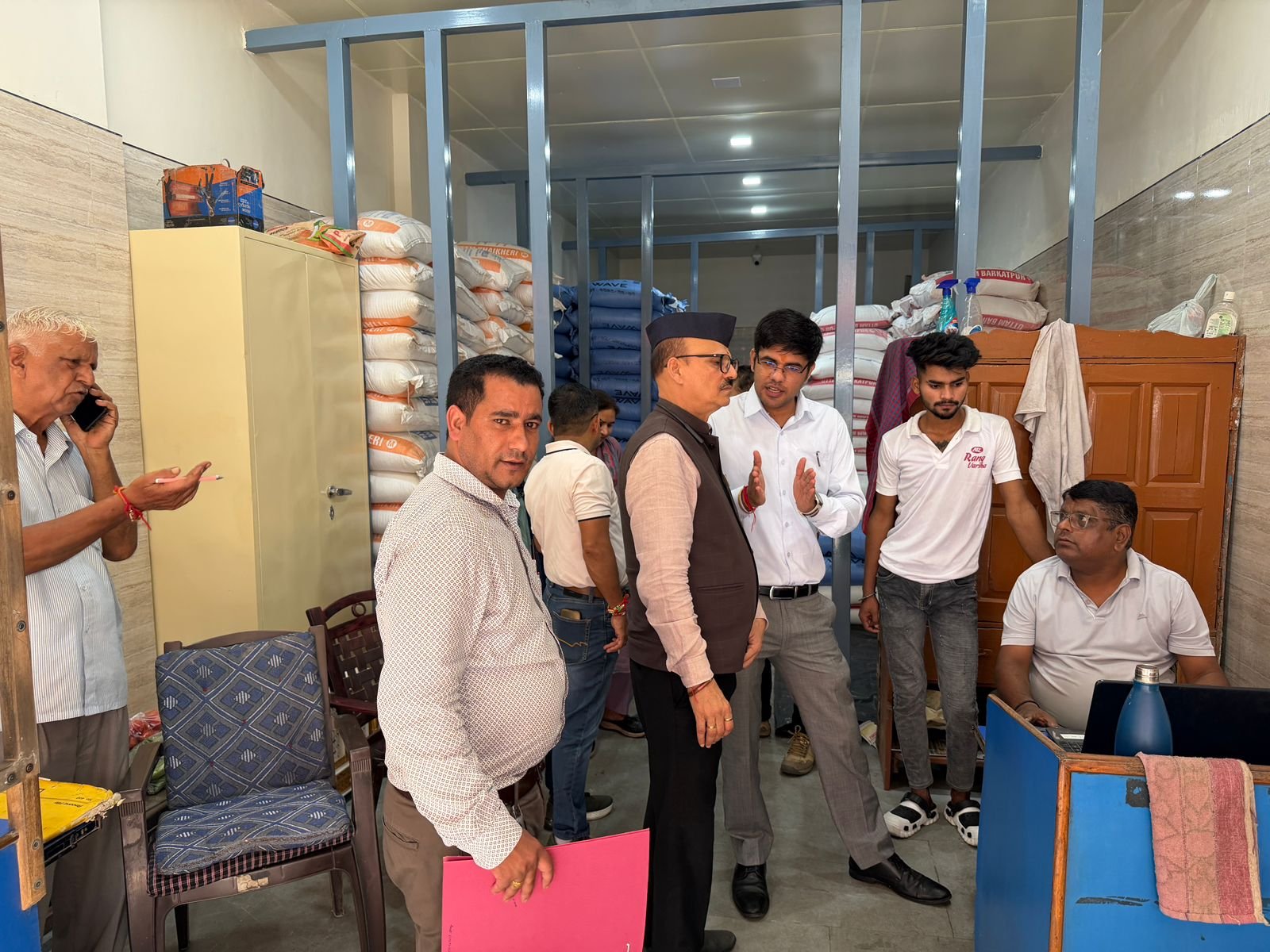 चीनी के बढ़ते मूल्यों पर नियंत्रण को लेकर जनपद में संयुक्त निरीक्षण एवं छापेमारी अभियान;स्टॉक एवं बिक्री अभिलेखों की गहन जांच