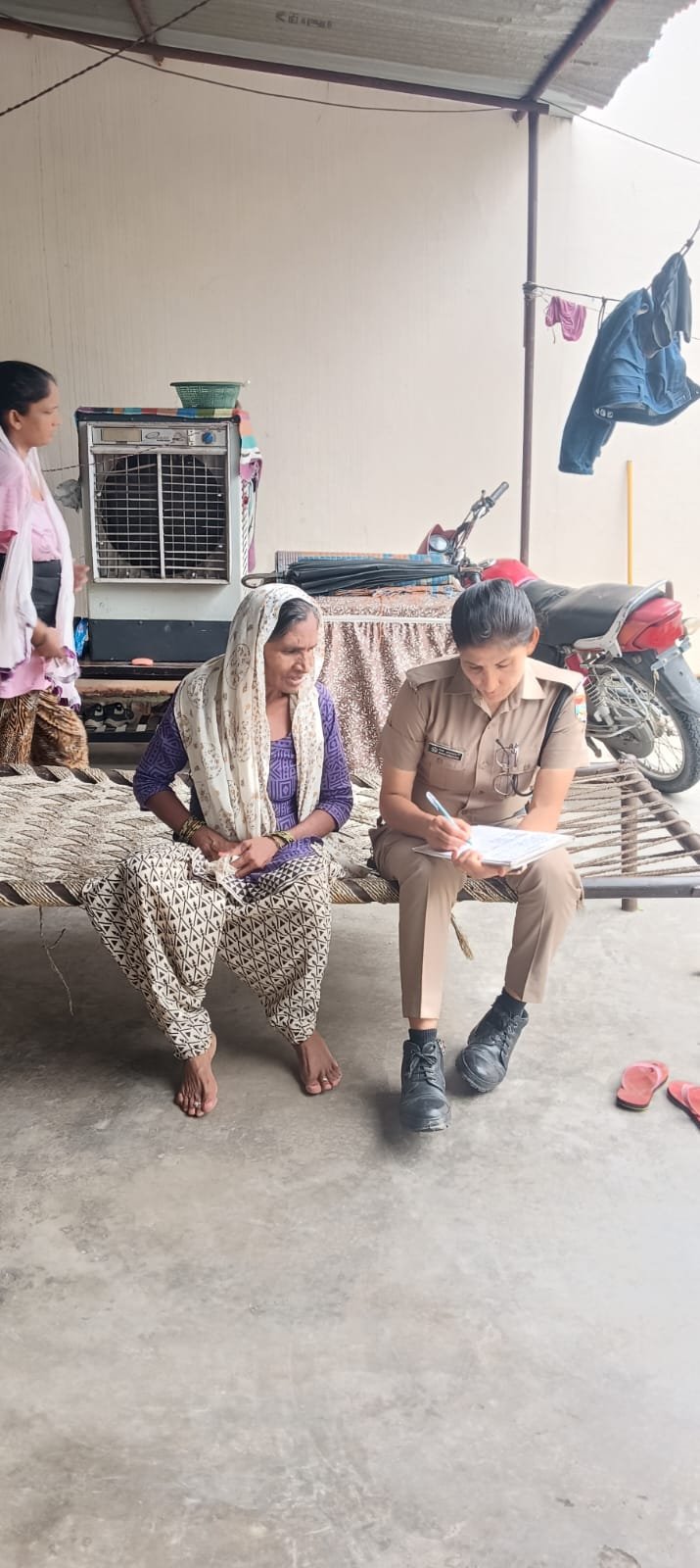 एकल निवास कर रहे वरिष्ठ नागरिकों की कुशलता जानने के पुलिस ने किए प्रयास