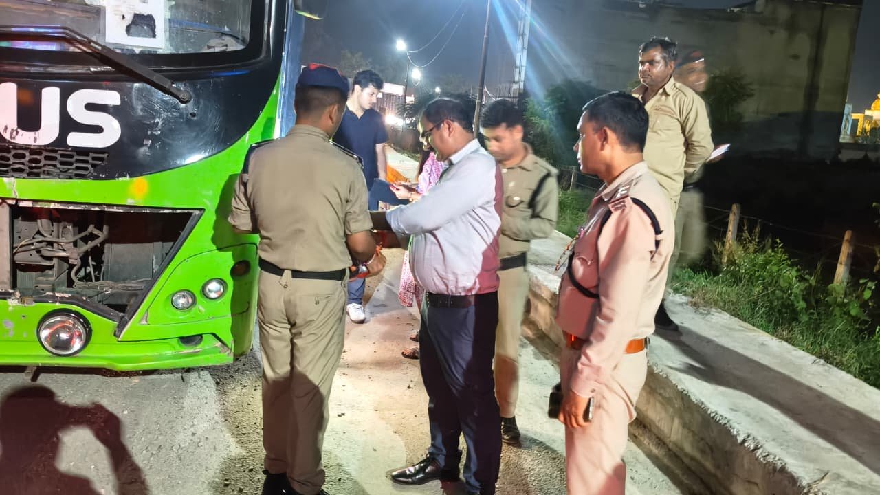 लक्जरी एवं स्लीपर बसों के विरुद्ध विशेष चेकिंग अभियान जारी—22 बसों सहित कुल 164 वाहनों के चालान, पांच बसों की फिटनेस निरस्त